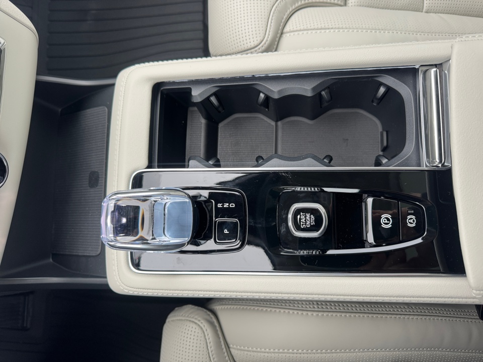 YV4H60PF6T1483923 2026 Volvo XC90 Plug-In Hybrid T8 Ultra 7-Seater