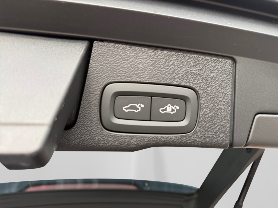 YV4H60RM2T1411256 2026 Volvo XC60 Plug-In Hybrid Ultra, T8 AWD Electric/Gasoline, Dark