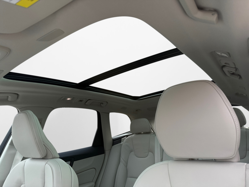 YV4H60RM2T1411256 2026 Volvo XC60 Plug-In Hybrid Ultra, T8 AWD Electric/Gasoline, Dark