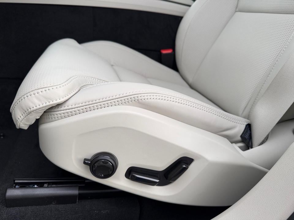 YV4H60RM2T1411256 2026 Volvo XC60 Plug-In Hybrid Ultra, T8 AWD Electric/Gasoline, Dark