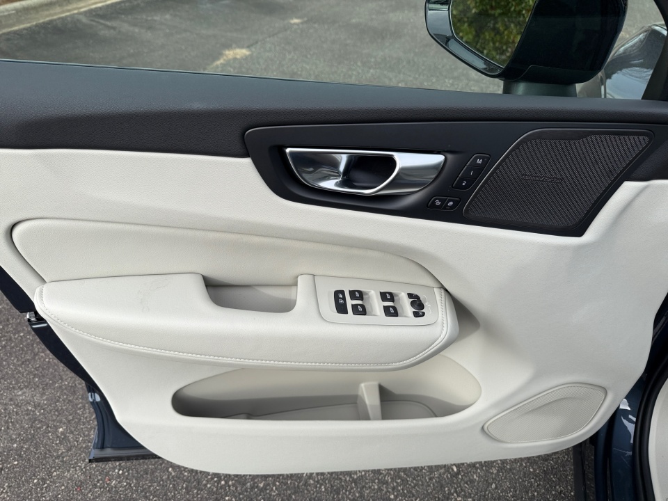 YV4H60RM2T1411256 2026 Volvo XC60 Plug-In Hybrid Ultra, T8 AWD Electric/Gasoline, Dark