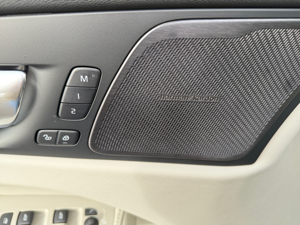 YV4H60RM2T1411256 2026 Volvo XC60 Plug-In Hybrid Ultra, T8 AWD Electric/Gasoline, Dark