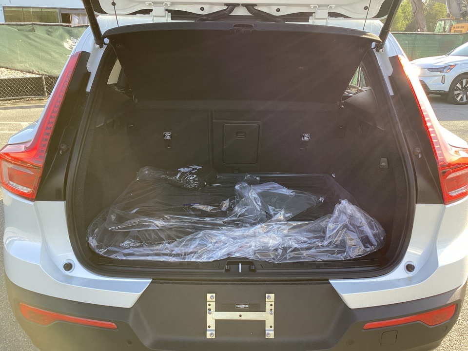 YV4L12UC3T2767888 2026 Volvo XC40 Plus, B5 AWD Gas (mild hybrid), Dark