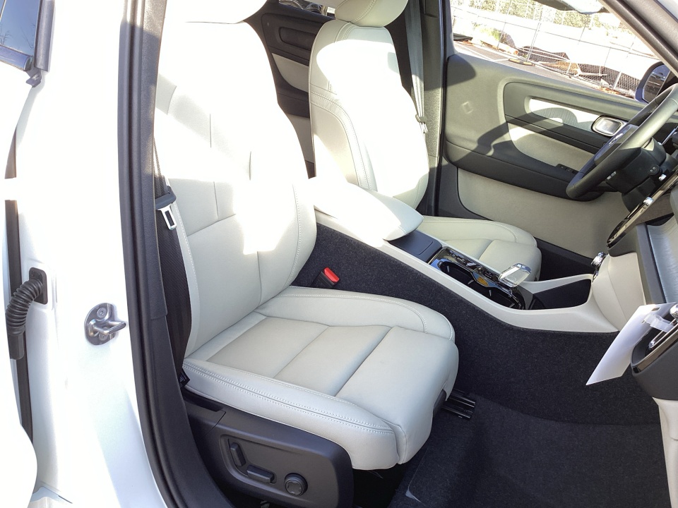 YV4L12UC3T2767888 2026 Volvo XC40 Plus, B5 AWD Gas (mild hybrid), Dark