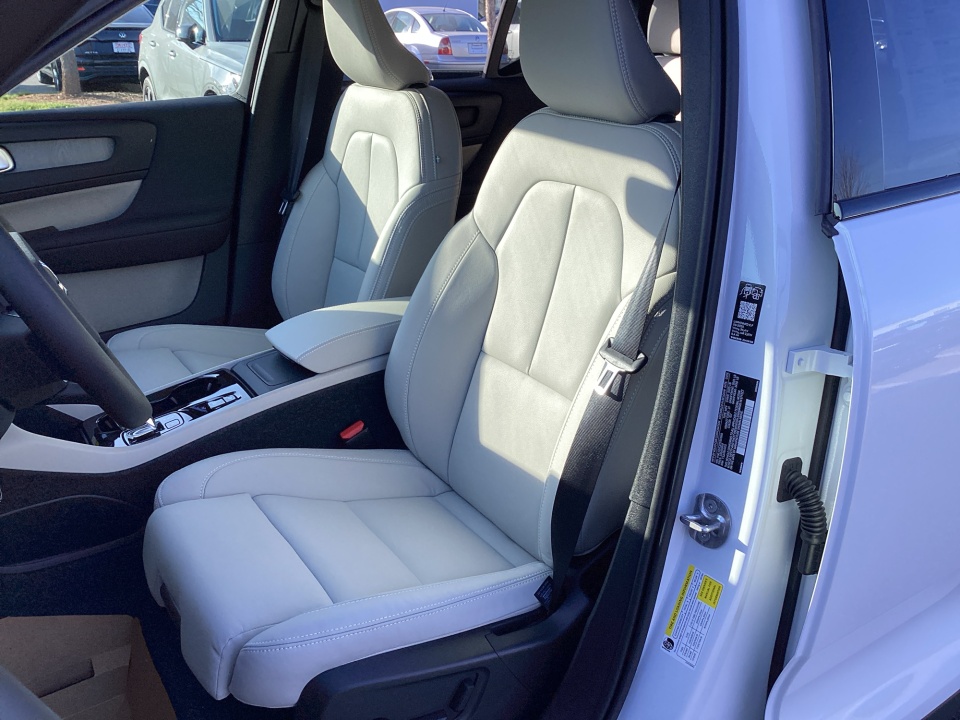 YV4L12UC3T2767888 2026 Volvo XC40 Plus, B5 AWD Gas (mild hybrid), Dark