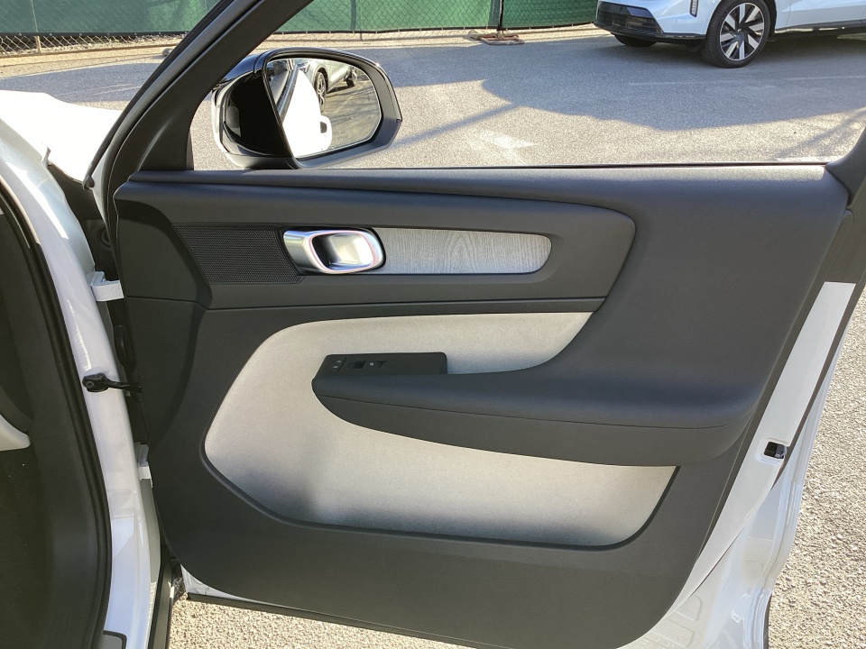 YV4L12UC3T2767888 2026 Volvo XC40 Plus, B5 AWD Gas (mild hybrid), Dark