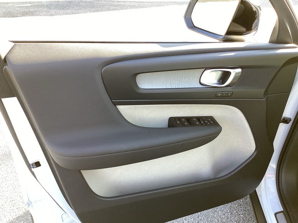 YV4L12UC3T2767888 2026 Volvo XC40 Plus, B5 AWD Gas (mild hybrid), Dark