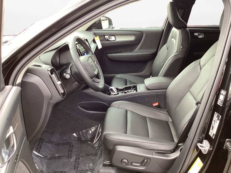 YV4L12UC3T2814823 2026 Volvo XC40 Plus, B5 AWD Gas (mild hybrid), Dark