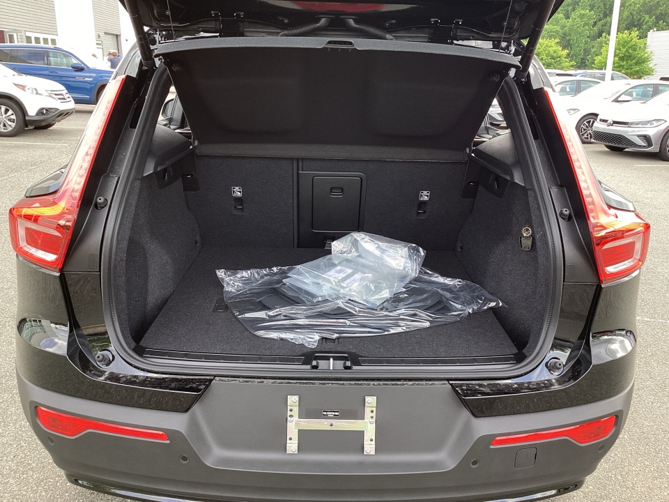 YV4L12UC3T2814823 2026 Volvo XC40 Plus, B5 AWD Gas (mild hybrid), Dark
