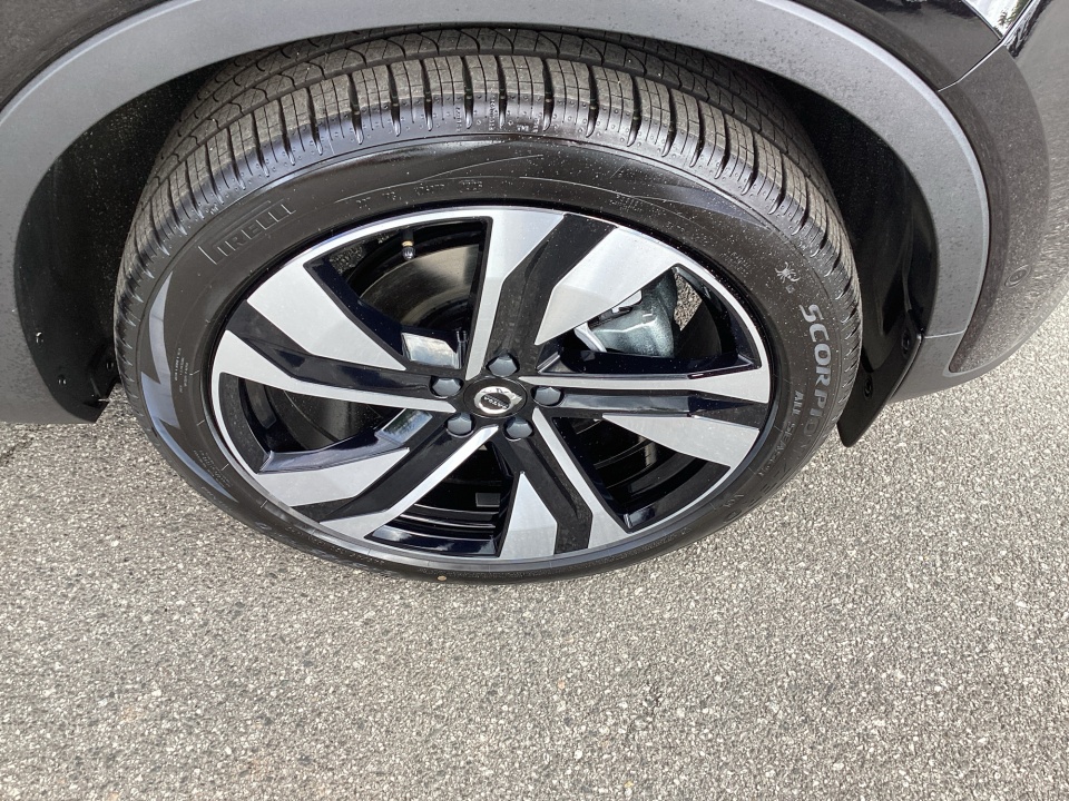 YV4L12UC3T2814823 2026 Volvo XC40 Plus, B5 AWD Gas (mild hybrid), Dark