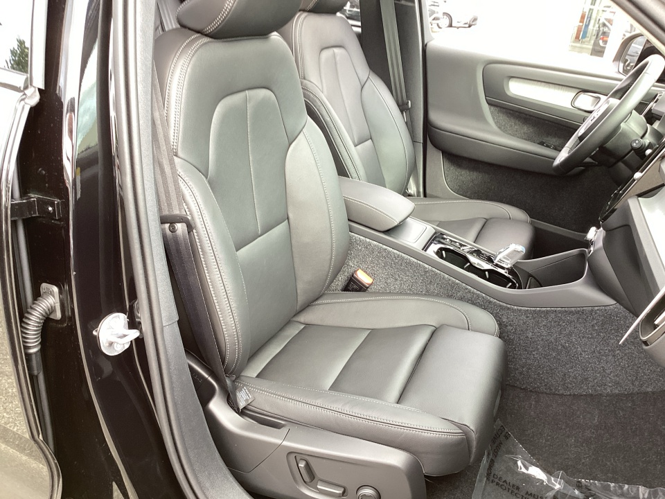 YV4L12UC3T2814823 2026 Volvo XC40 Plus, B5 AWD Gas (mild hybrid), Dark