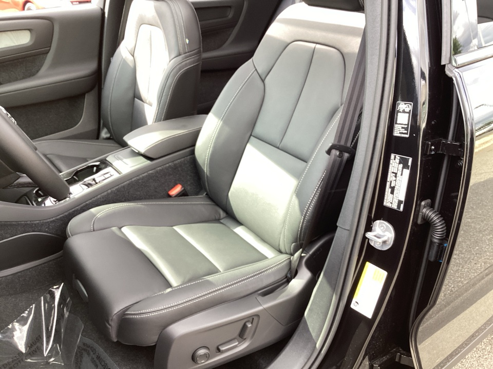 YV4L12UC3T2814823 2026 Volvo XC40 Plus, B5 AWD Gas (mild hybrid), Dark