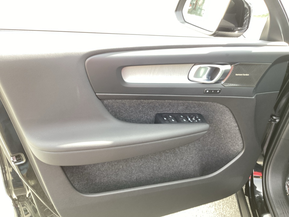 YV4L12UC3T2814823 2026 Volvo XC40 Plus, B5 AWD Gas (mild hybrid), Dark