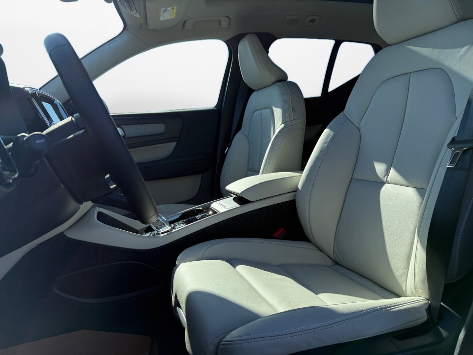 YV4L12UC5T2743141 2026 Volvo XC40 B5 Plus