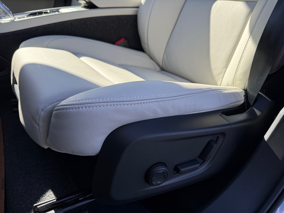 YV4L12UC5T2743141 2026 Volvo XC40 B5 Plus