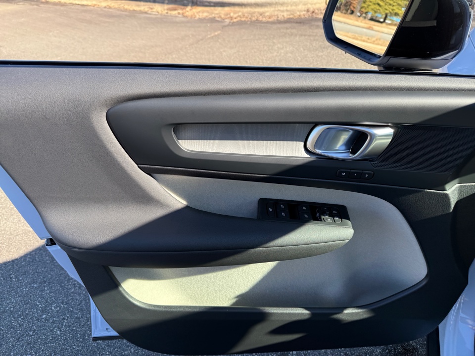 YV4L12UC5T2743141 2026 Volvo XC40 B5 Plus