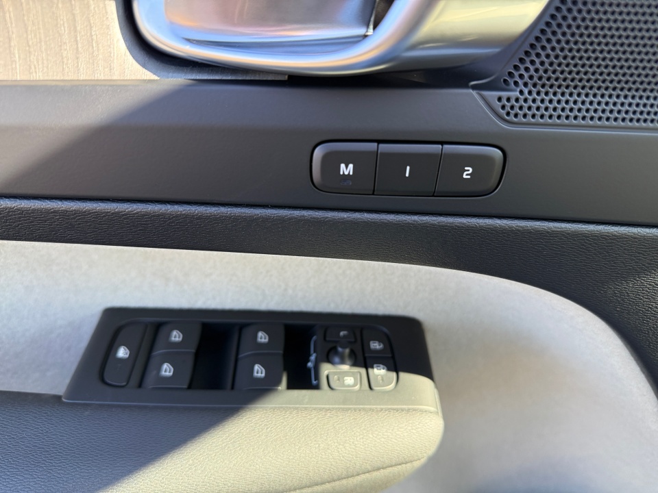 YV4L12UC5T2743141 2026 Volvo XC40 B5 Plus