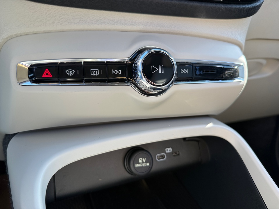 YV4L12UC5T2743141 2026 Volvo XC40 B5 Plus