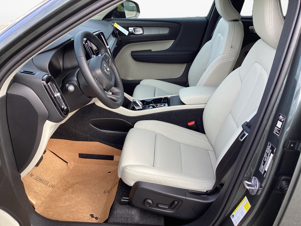 YV4L12UC5T2779427 2026 Volvo XC40 Plus, B5 AWD Gas (mild hybrid), Dark