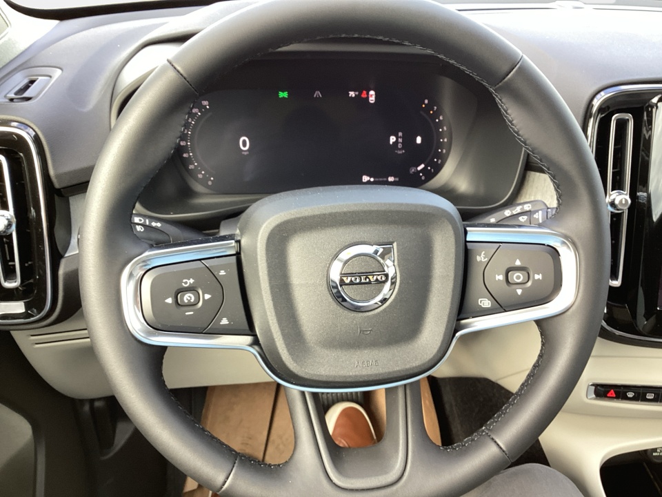 YV4L12UC5T2779427 2026 Volvo XC40 Plus, B5 AWD Gas (mild hybrid), Dark