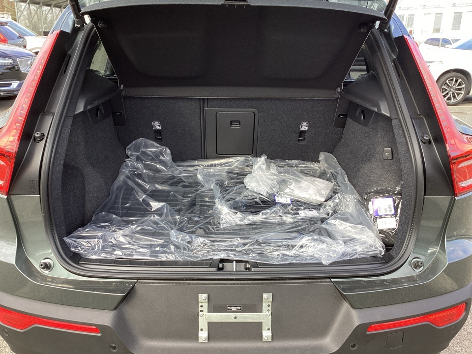 YV4L12UC5T2779427 2026 Volvo XC40 Plus, B5 AWD Gas (mild hybrid), Dark