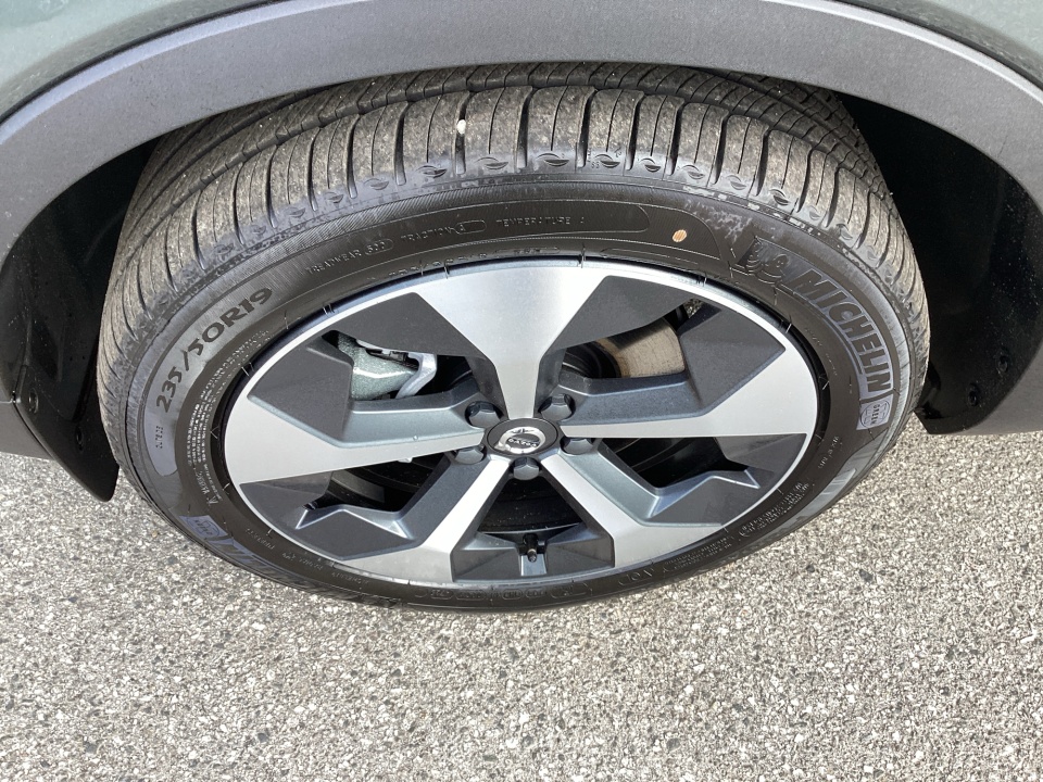 YV4L12UC5T2779427 2026 Volvo XC40 Plus, B5 AWD Gas (mild hybrid), Dark