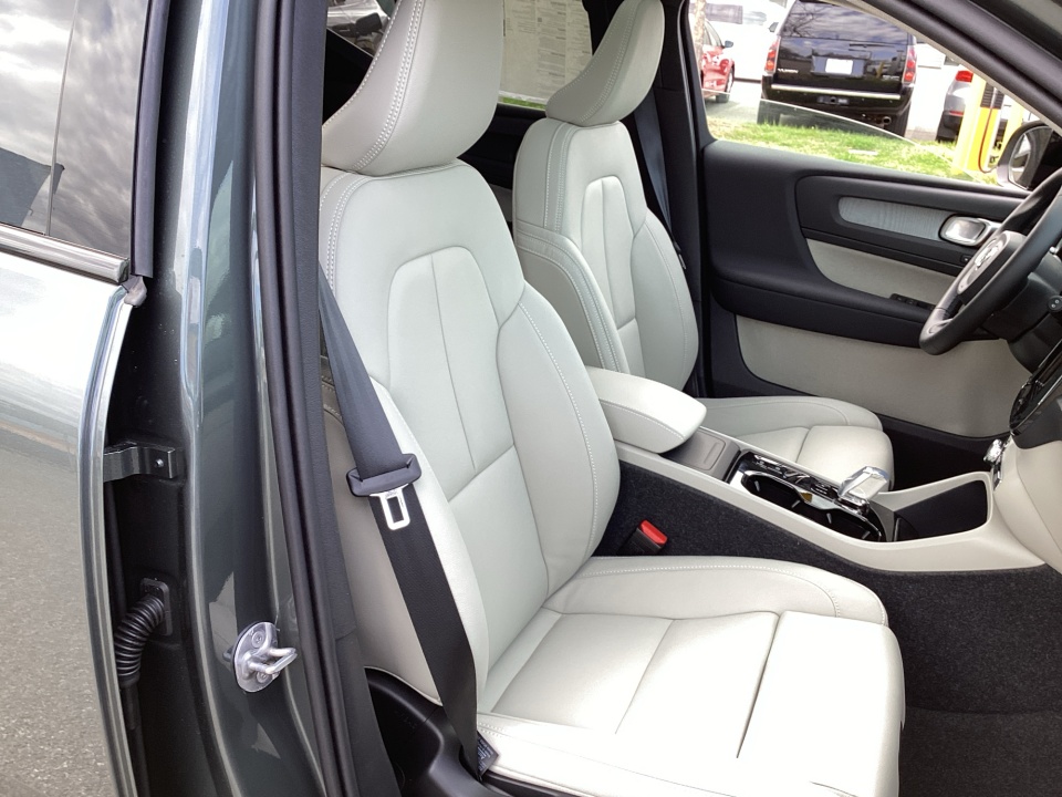 YV4L12UC5T2779427 2026 Volvo XC40 Plus, B5 AWD Gas (mild hybrid), Dark