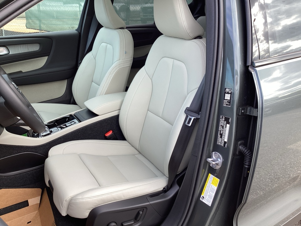 YV4L12UC5T2779427 2026 Volvo XC40 Plus, B5 AWD Gas (mild hybrid), Dark