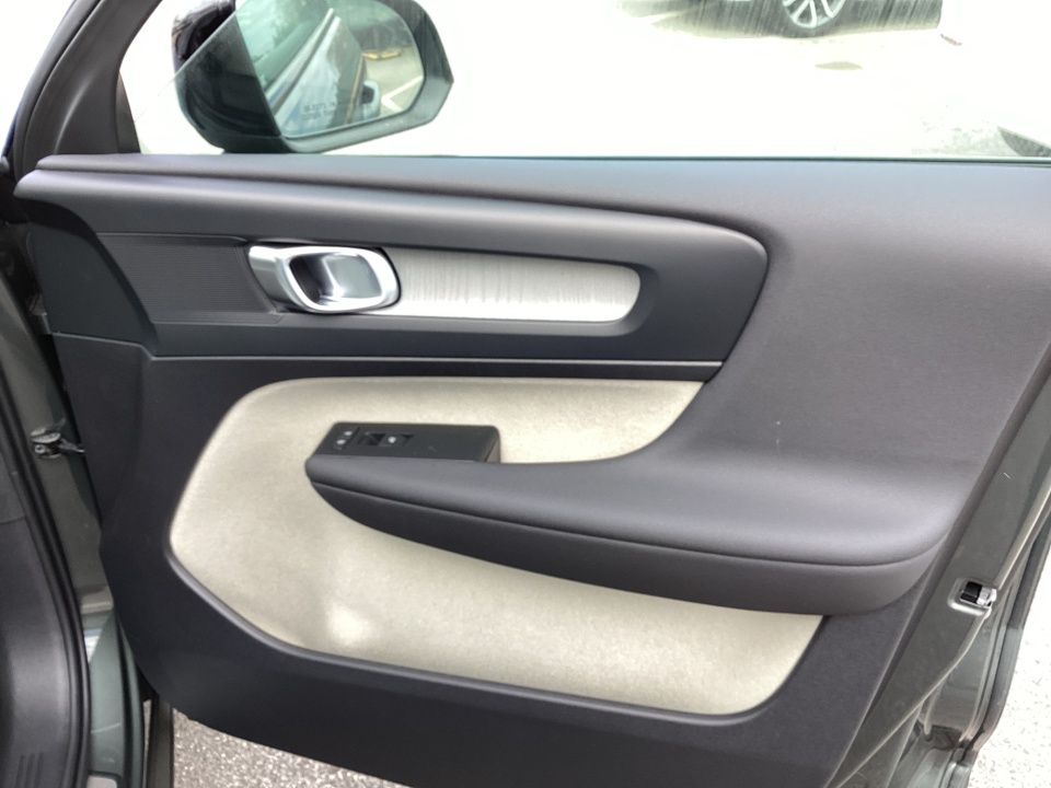 YV4L12UC5T2779427 2026 Volvo XC40 Plus, B5 AWD Gas (mild hybrid), Dark