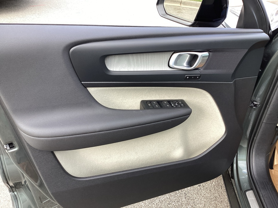 YV4L12UC5T2779427 2026 Volvo XC40 Plus, B5 AWD Gas (mild hybrid), Dark