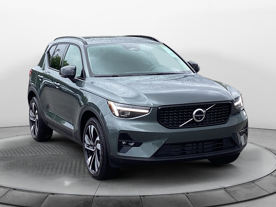 new 2026 Volvo XC40 Plus, B5 AWD Gas (mild hybrid), Dark