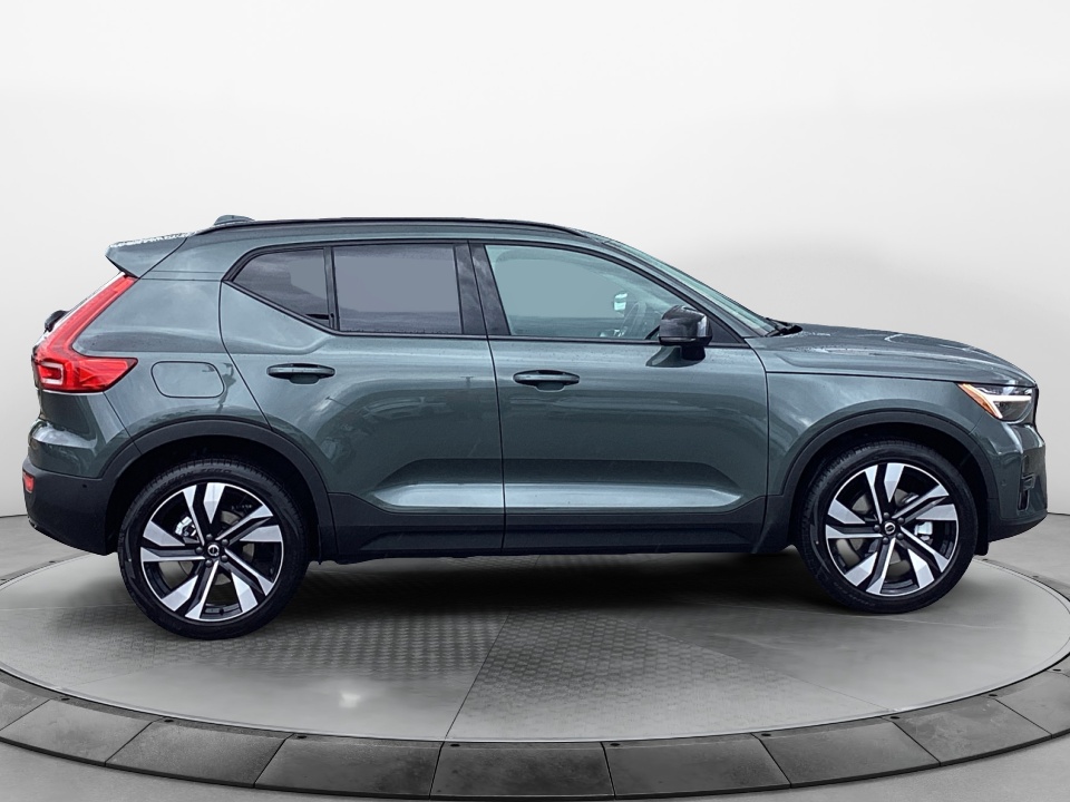 YV4L12UC5T2816637 2026 Volvo XC40 Plus, B5 AWD Gas (mild hybrid), Dark