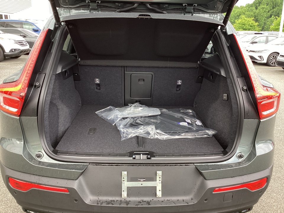 YV4L12UC5T2816637 2026 Volvo XC40 Plus, B5 AWD Gas (mild hybrid), Dark
