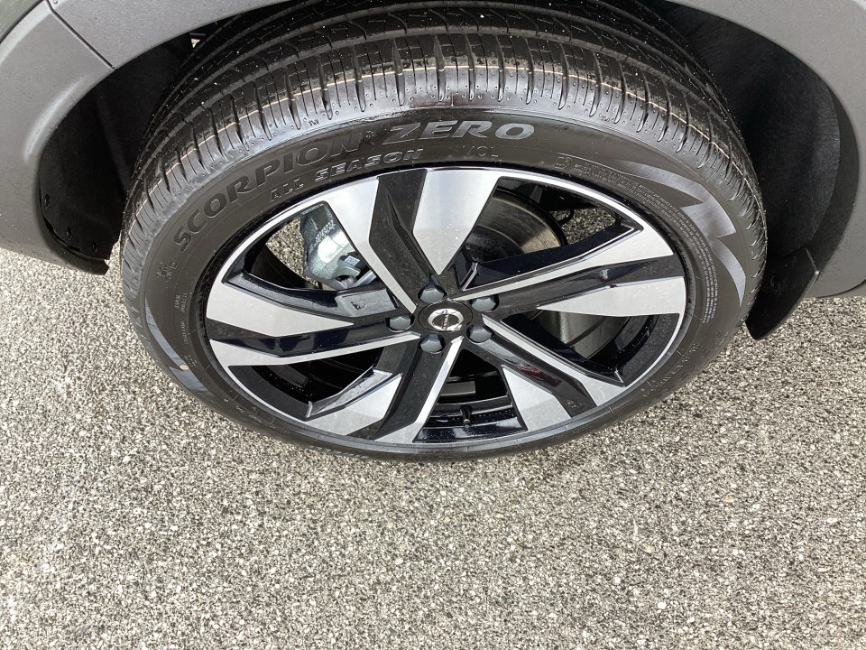 YV4L12UC5T2816637 2026 Volvo XC40 Plus, B5 AWD Gas (mild hybrid), Dark