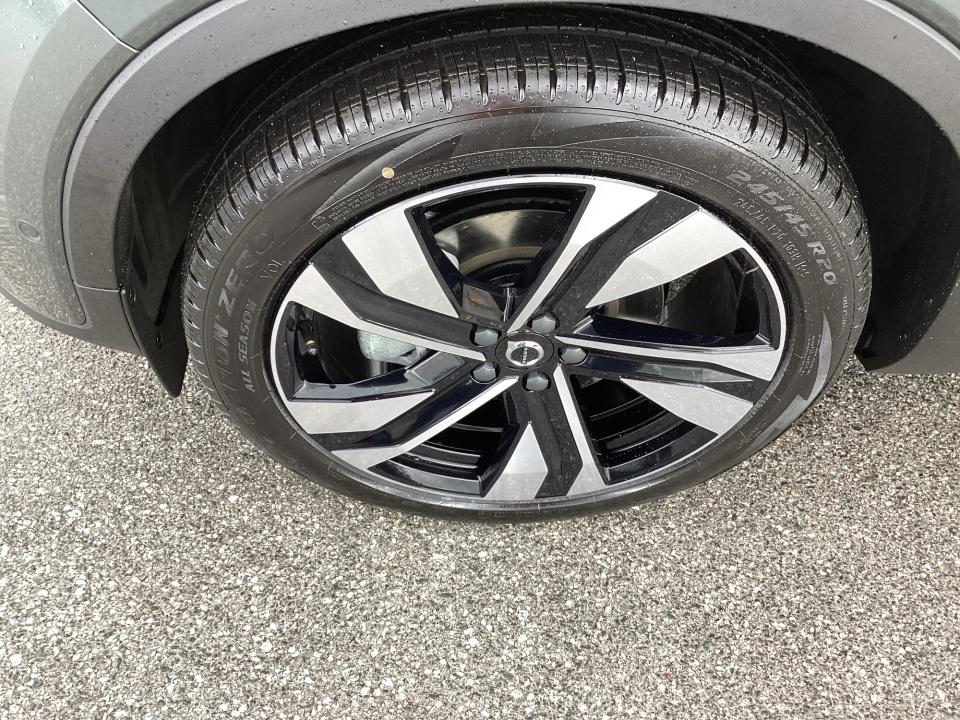 YV4L12UC5T2816637 2026 Volvo XC40 Plus, B5 AWD Gas (mild hybrid), Dark