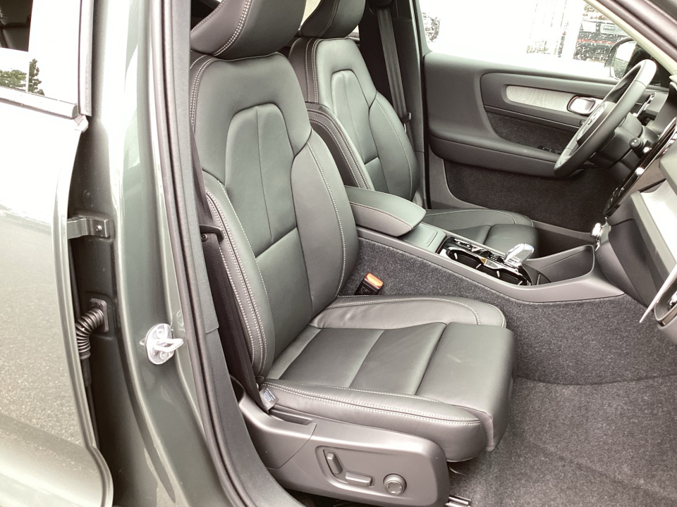 YV4L12UC5T2816637 2026 Volvo XC40 Plus, B5 AWD Gas (mild hybrid), Dark