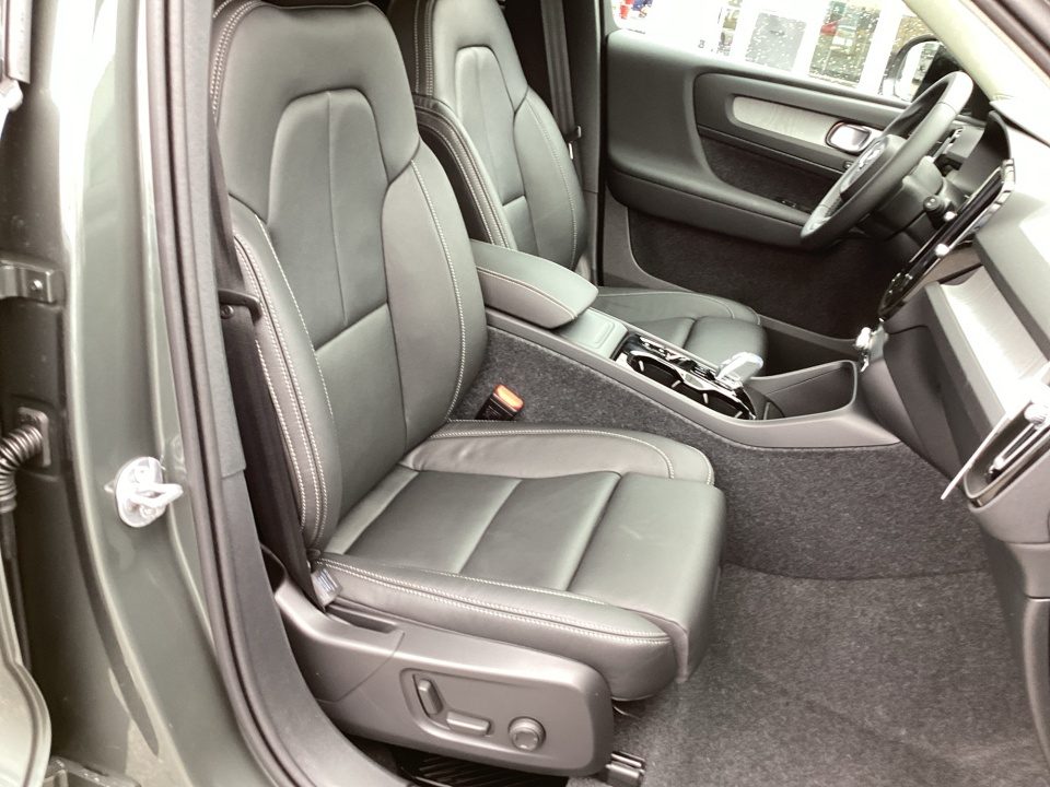 YV4L12UC5T2816637 2026 Volvo XC40 Plus, B5 AWD Gas (mild hybrid), Dark
