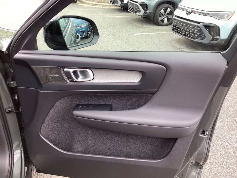 YV4L12UC5T2816637 2026 Volvo XC40 Plus, B5 AWD Gas (mild hybrid), Dark