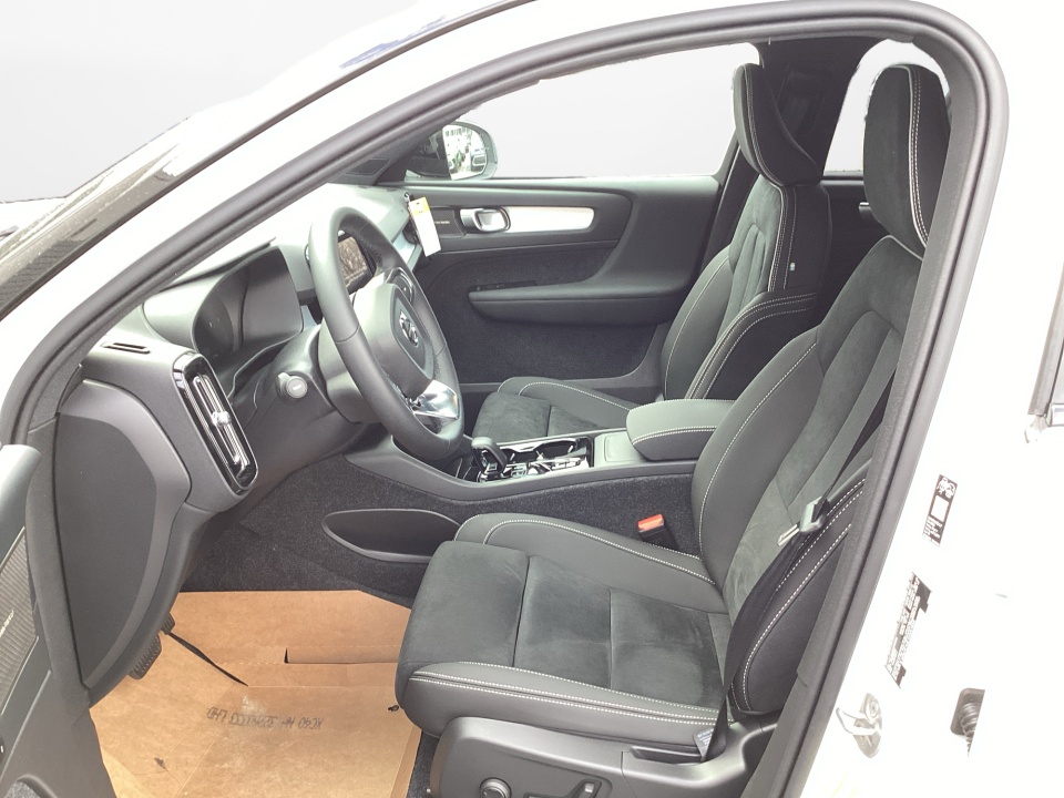 YV4L12UD0T2767209 2026 Volvo XC40 Black Edition Ultra, B5 AWD Gas (mild hybrid)