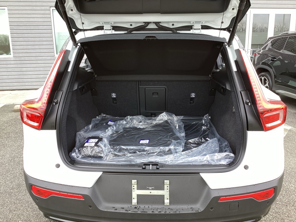 YV4L12UD0T2767209 2026 Volvo XC40 Black Edition Ultra, B5 AWD Gas (mild hybrid)