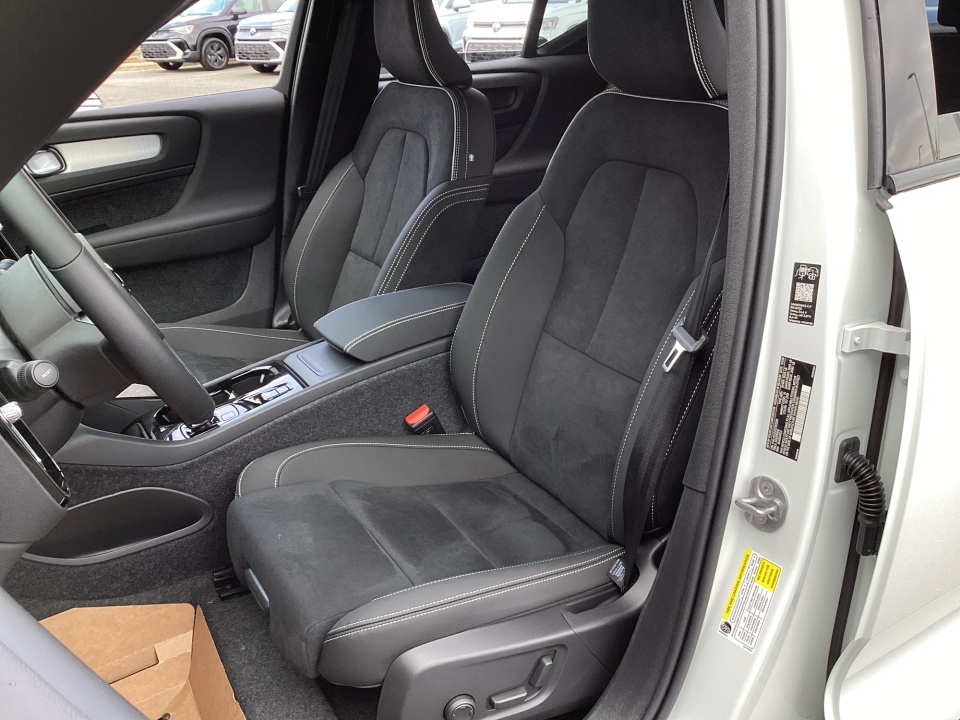 YV4L12UD0T2767209 2026 Volvo XC40 Black Edition Ultra, B5 AWD Gas (mild hybrid)