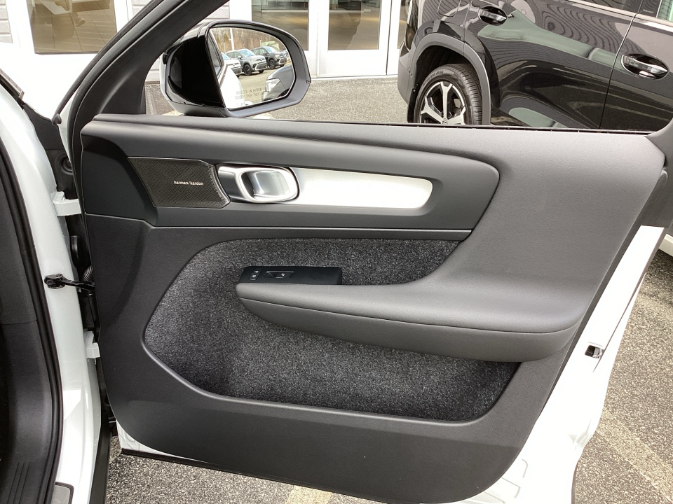 YV4L12UD0T2767209 2026 Volvo XC40 Black Edition Ultra, B5 AWD Gas (mild hybrid)