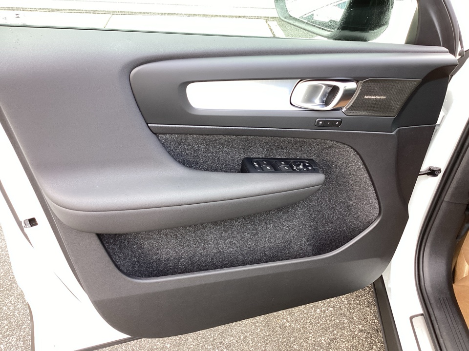 YV4L12UD0T2767209 2026 Volvo XC40 Black Edition Ultra, B5 AWD Gas (mild hybrid)