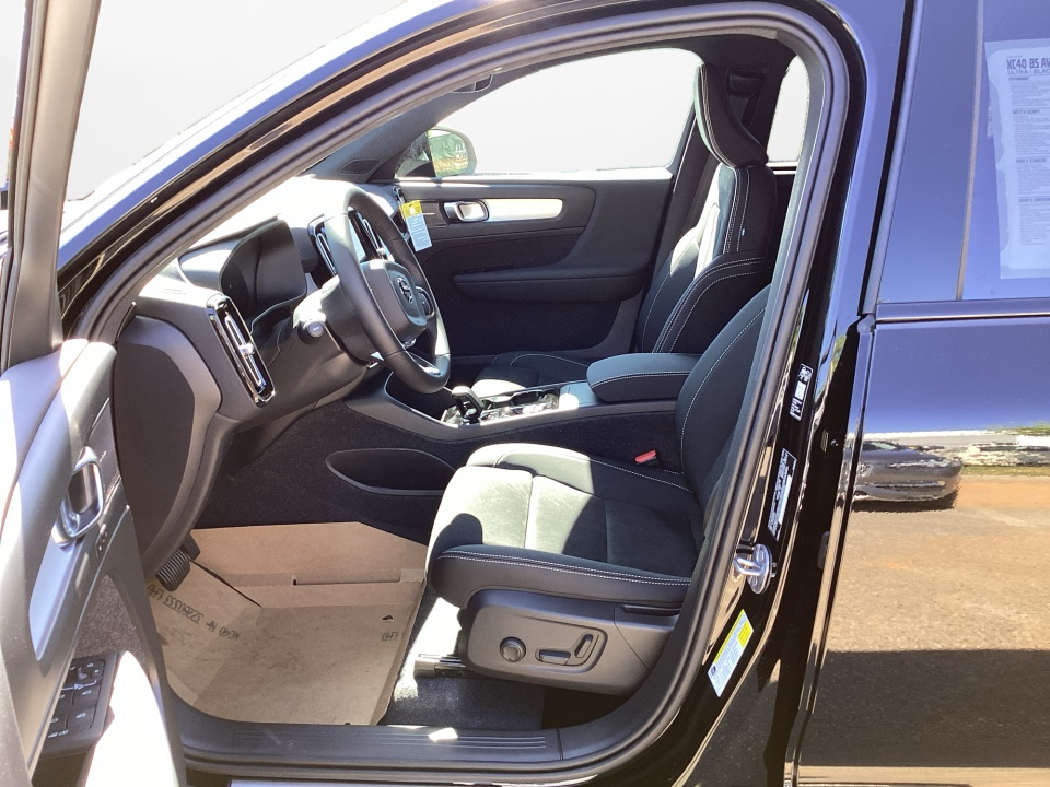 YV4L12UD5T2802553 2026 Volvo XC40 Black Edition Ultra, B5 AWD Gas (mild hybrid)