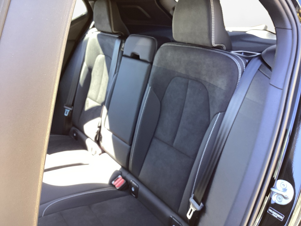 YV4L12UD5T2802553 2026 Volvo XC40 Black Edition Ultra, B5 AWD Gas (mild hybrid)