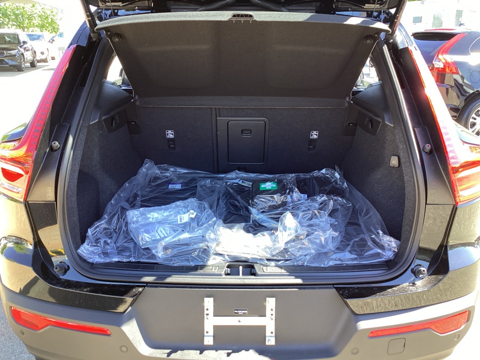 YV4L12UD5T2802553 2026 Volvo XC40 Black Edition Ultra, B5 AWD Gas (mild hybrid)