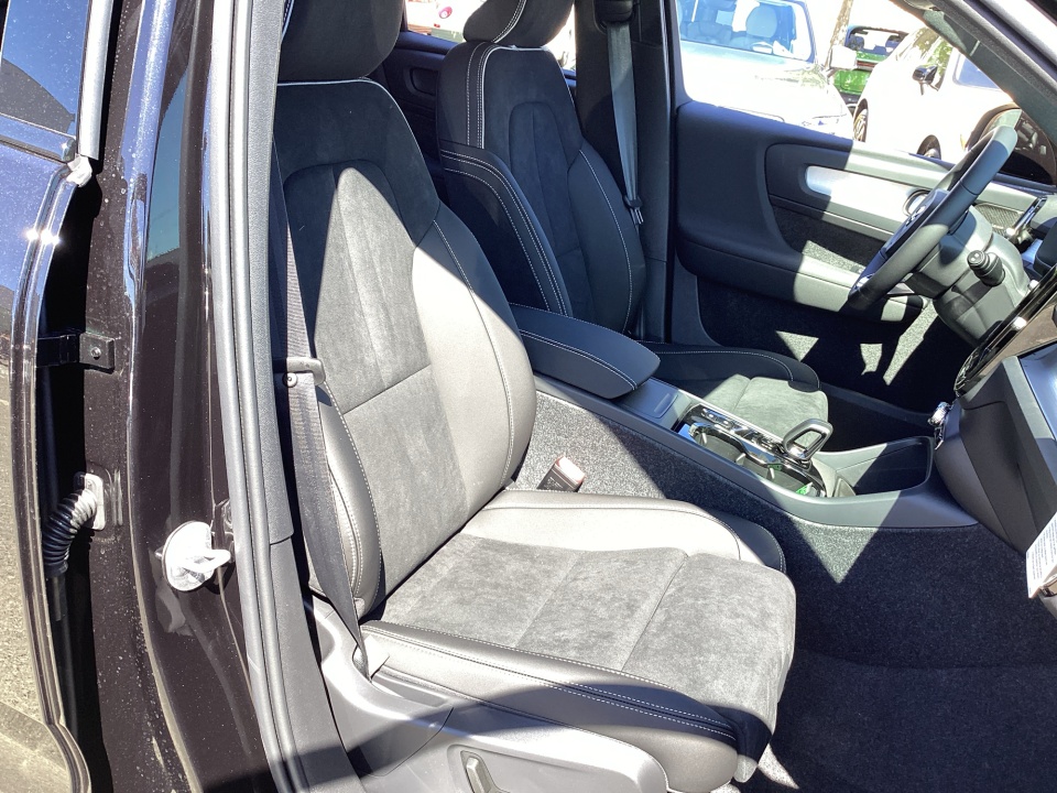 YV4L12UD5T2802553 2026 Volvo XC40 Black Edition Ultra, B5 AWD Gas (mild hybrid)