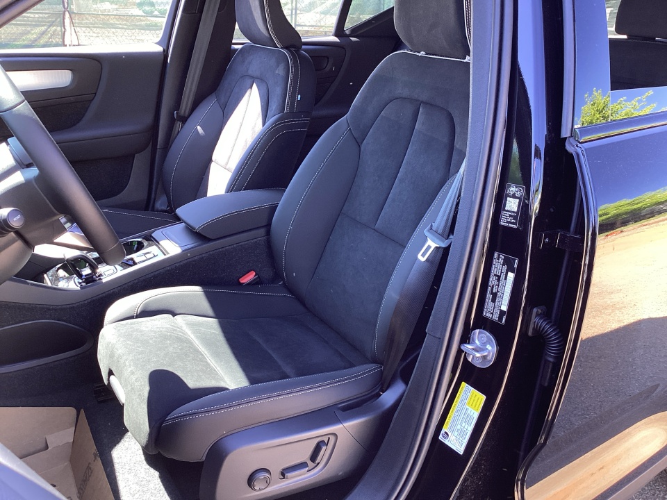 YV4L12UD5T2802553 2026 Volvo XC40 Black Edition Ultra, B5 AWD Gas (mild hybrid)