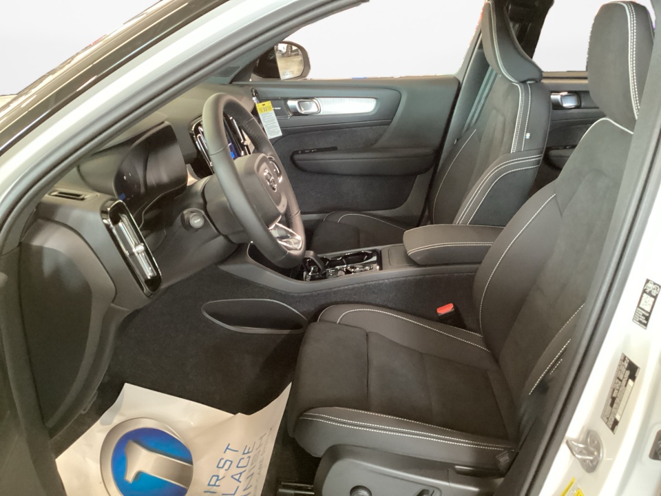 YV4L12UD9T2818612 2026 Volvo XC40 Ultra Black Edition
