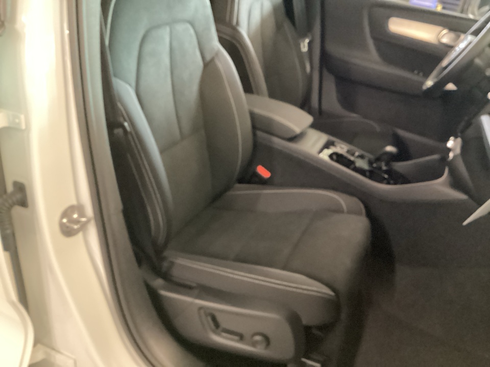 YV4L12UD9T2818612 2026 Volvo XC40 Ultra Black Edition